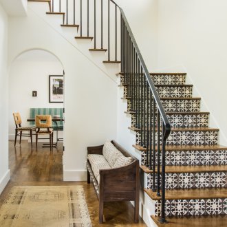 Σχεδιασμός διαδρόμου με σκάλα κεραμιδιών.