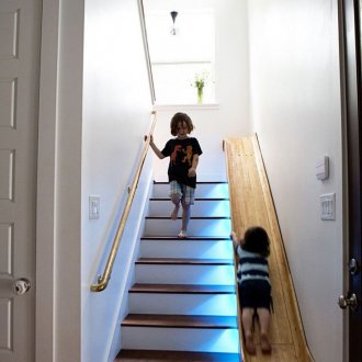 Σχεδιασμός διαδρόμου με σκάλα και φωτισμό