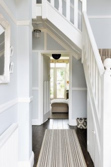 Σχεδιασμός διαδρόμου με σκάλα και ριγέ χαλί.