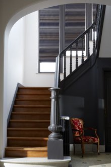 Σχεδιασμός διαδρόμου με γκρίζα σκάλα