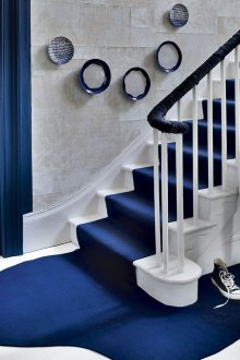 Σχεδιασμός διαδρόμου με μπλε σκάλα.