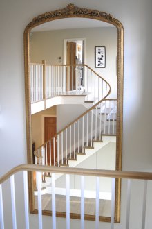 Σχεδιασμός διαδρόμου με σκάλες και καθρέφτη.