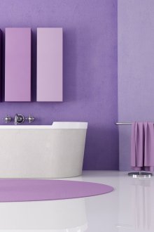 Ο συνδυασμός λευκό και λιλά στο μπάνιο
