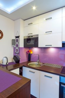 Lilac ποδιά και αξεσουάρ στην κουζίνα