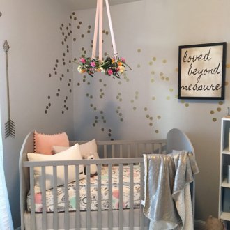 Κούνια διακόσμηση κρεμώντας λουλούδια