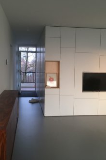 Προσαρμογές προϋπολογισμού σε διαμέρισμα στούντιο με αρθρωτά έπιπλα