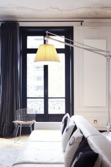 Επισκευές προϋπολογισμού σε μονόχρωμο στούντιο διαμέρισμα