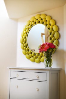 Κίτρινο ασυνήθιστο πλαίσιο για έναν καθρέφτη