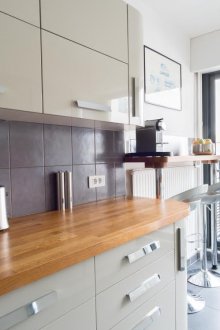 Kusina 9 sq m na may breakfast bar