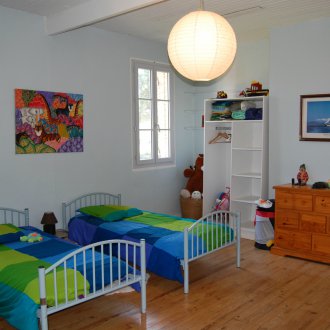 L’habitació infantil per a dos nois és gran
