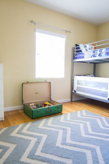 Σχεδιασμός παιδικού δωματίου για δύο αγόρια με χαλί