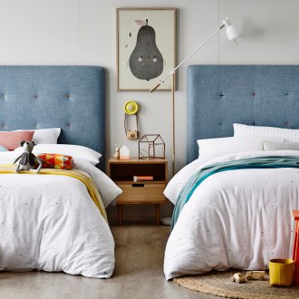 Σχεδιάστε ένα παιδικό δωμάτιο για δύο αγόρια με ένα κρεβάτι