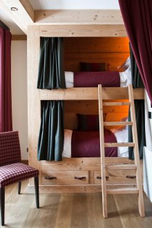 Σχεδιάστε ένα παιδικό δωμάτιο για δύο συμπαγή ξύλινα αγόρια