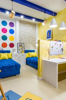 Ο σχεδιασμός του παιδικού δωματίου για δύο αγόρια είναι φωτεινό