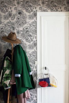 Σχεδιασμός ταπετσαρίας για διαμέρισμα στούντιο σε μαύρο και άσπρο