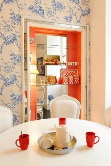 Σχεδιασμός ταπετσαρίας για διαμέρισμα στούντιο με λουλούδια