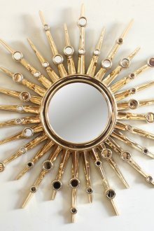 Όμορφο μεταλλικό πλαίσιο για έναν στρογγυλό καθρέφτη