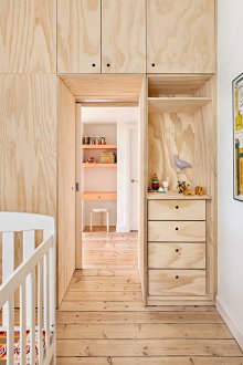 Νηπιαγωγείο για δύο παιδιά σε odnushka με ένα διαχωριστικό κόντρα πλακέ