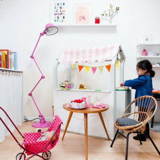 Odnushka με δύο παιδιά και αίθουσα παιχνιδιών