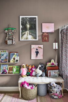 Εσωτερικό odnushki καφέ με δύο παιδιά