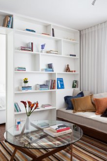 Σχέδιο odnushki με βρεφονηπιακό σταθμό και ράφια