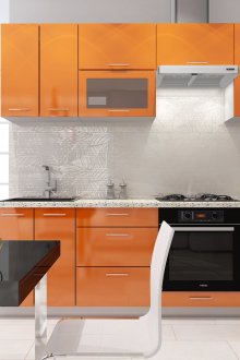 Πορτοκαλί και λευκά χρώματα στο εσωτερικό της κουζίνας