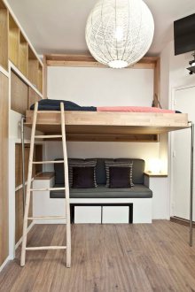 ห้องนอนในอพาร์ตเมนต์แบบสตูดิโอพร้อมเฟอร์นิเจอร์ไม้