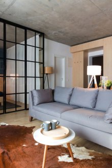 Υπνοδωμάτιο σε ένα διαμέρισμα ενός δωματίου με έπιπλα γραφείου