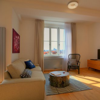 Υπνοδωμάτιο σε ένα διαμέρισμα ενός δωματίου σε απλό σχεδιασμό