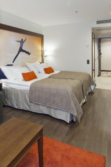 Το υπνοδωμάτιο στο διαμέρισμα στούντιο είναι πορτοκαλί