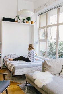 Υπνοδωμάτιο σε ένα διαμέρισμα στούντιο με πανοραμικό παράθυρο