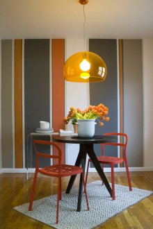 Πορτοκαλί-μαύρο τοίχο στην κουζίνα