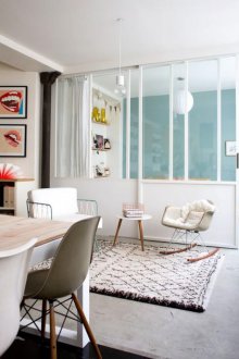 Υπνοδωμάτιο στο διαμέρισμα ενός δωματίου με κινητά χωρίσματα