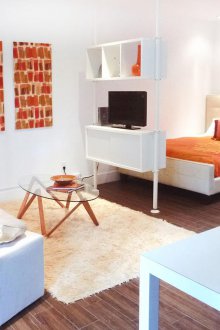 Το υπνοδωμάτιο σε ένα διαμέρισμα στούντιο είναι απλό