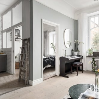 Το υπνοδωμάτιο στο διαμέρισμα στούντιο είναι γκρι