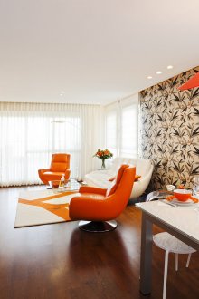 Σαλόνι-τραπεζαρία με πορτοκαλί και καφέ πινελιές στο εσωτερικό