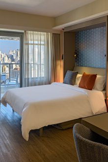 Υπνοδωμάτιο σε ένα στούντιο διαμέρισμα με ντουλάπα