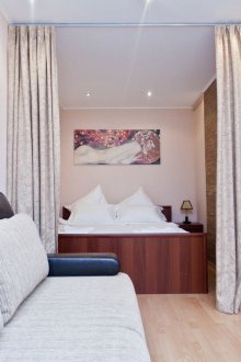 Υπνοδωμάτιο σε διαμέρισμα στούντιο με κουρτίνες