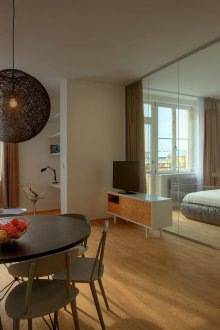 Υπνοδωμάτιο σε ένα στούντιο διαμέρισμα με χωρίσματα από γυαλί