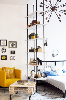 Υπνοδωμάτιο σε διαμέρισμα στούντιο με ράφια