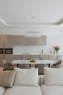 Το υπνοδωμάτιο στο διαμέρισμα στούντιο είναι φωτεινό