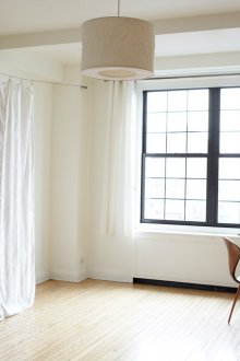 Υπνοδωμάτιο σε διαμέρισμα στούντιο με διαχωριστικό υφάσματος