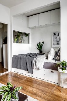 Υπνοδωμάτιο σε ένα στούντιο διαμέρισμα με ενσωματωμένο κρεβάτι