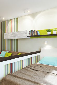 Υπνοδωμάτιο σε ένα διαμέρισμα ενός δωματίου σε φωτεινό σχεδιασμό