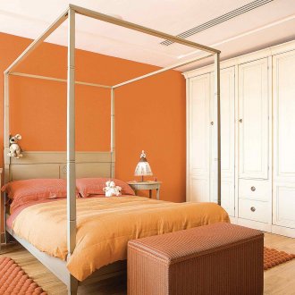 Υπνοδωμάτιο με συνδυασμό πορτοκαλί, καφέ και λευκό