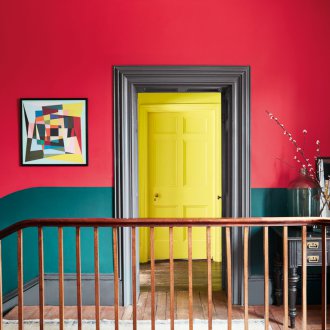 Διάκοσμος διαδρόμου με κόκκινο χρώμα