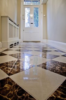 Διακόσμηση διαδρόμου με μαρμάρινα πλακάκια