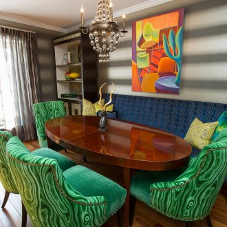 Πράσινες καρέκλες και πορτοκαλί πινελιές στο σαλόνι