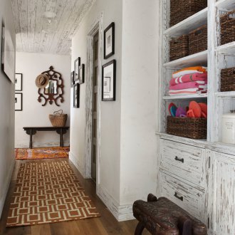 Επισκευή του διαδρόμου με έπιπλα αντίκες