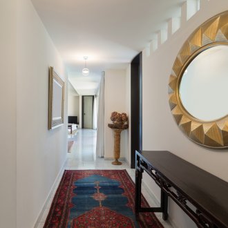 Διακόσμηση διαδρόμου με τραπέζι κονσόλας